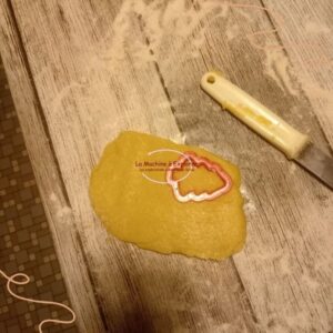 Découpe des biscuits sapins de noël