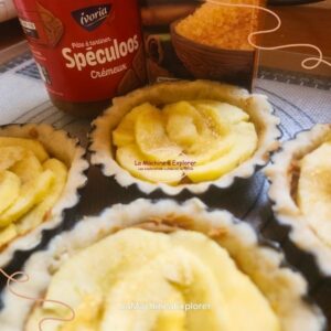 Tartelettes garnies de pâte spéculoos de pommes et de cassonade
